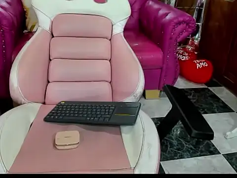 Snapshot of babyschoolgiirl chatting on February 5, 2026, 12:59 am babyschoolgiirl online show from February 5, 2026, 12:59 am