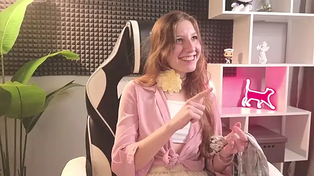 Snapshot of HazeLuneth chatting on February 12, 2026, 8:42 am HazeLuneth online show from February 12, 2026, 8:42 am