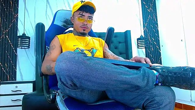 Hot Latino x online show from February 19, 2026, 12:45 pm