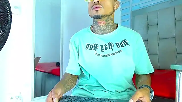 Hot Latino x online show from April 8, 2026, 12:27 pm