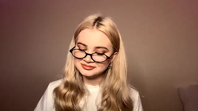 Snapshot of KarissaBoisse chatting on November 28, 2025, 5:48 pm KarissaBoisse online show from November 28, 2025, 5:48 pm