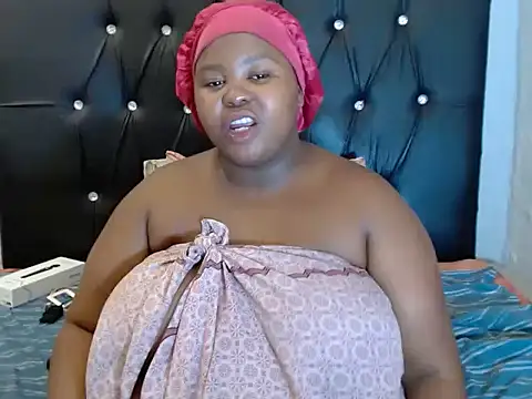 Snapshot of SexyBubblies96 chatting on November 28, 2025, 11:07 pm SexyBubblies96 online show from November 28, 2025, 11:07 pm