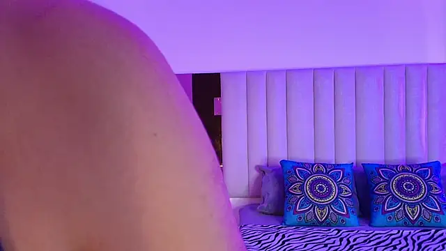 Mara Wolf01 online show from December 4, 2025, 8:17 pm