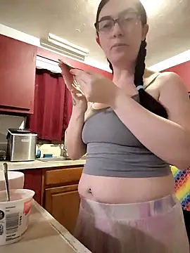 LaylaLucis online show from April 14, 2026, 1:33 am