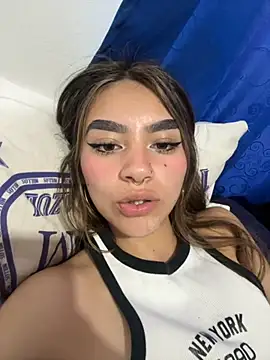 Snapshot of Yunaraa chatting on November 27, 2025, 8:11 pm Yunaraa online show from November 27, 2025, 8:11 pm