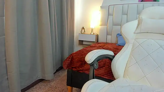 mask red girl online show from May 28, 2026, 12:02 pm