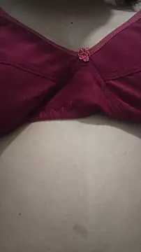 SameeraReddy19 online show from April 13, 2026, 9:48 am