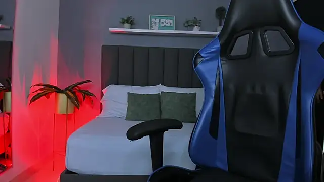 Snapshot of lindaa_natashaa_ chatting on December 2, 2025, 2:17 am lindaa natashaa online show from December 2, 2025, 2:17 am