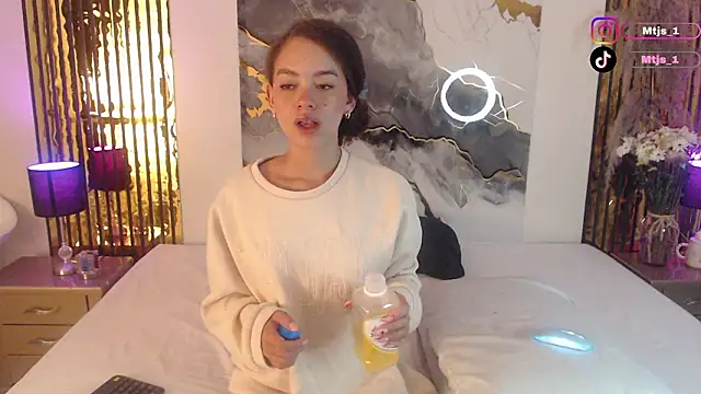 Snapshot of MiticaBrennet_ chatting on February 28, 2026, 6:25 am MiticaBrennet online show from February 28, 2026, 6:25 am