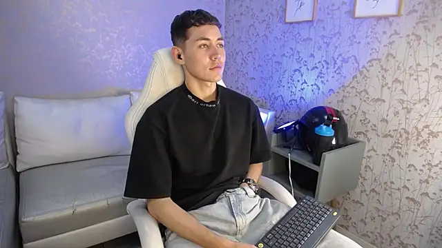 LoganFoster  online show from December 15, 2025, 11:31 pm