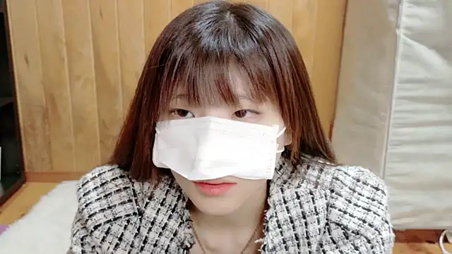  NATSUMI online show from December 18, 2025, 1:06 pm