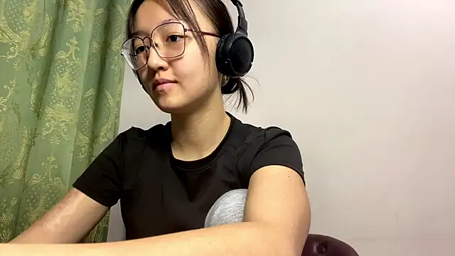 Snapshot of LinaClous chatting on December 14, 2025, 1:27 pm LinaClous online show from December 14, 2025, 1:27 pm