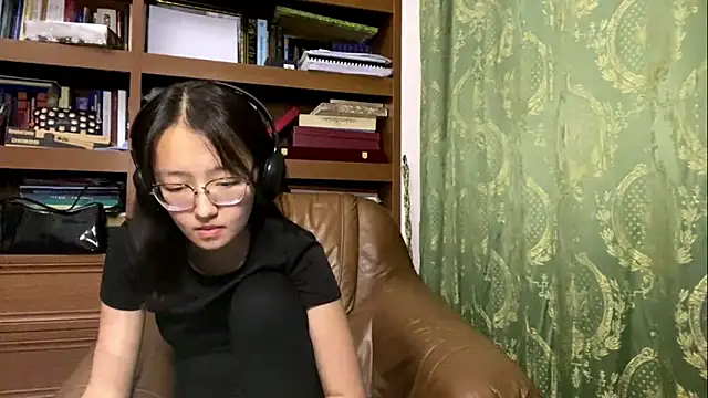 Snapshot of LinaClous chatting on January 5, 2026, 5:27 pm LinaClous online show from January 5, 2026, 5:27 pm