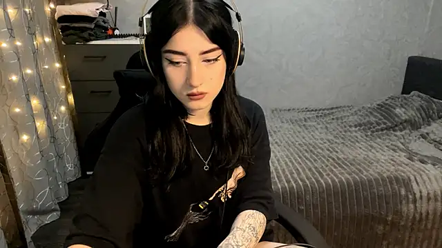 Meowluly online show from December 18, 2025, 9:54 pm