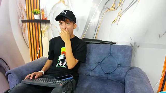 Snapshot of Alex_LatinBoy18 chatting on November 28, 2025, 8:11 pm Alex LatinBoy18 online show from November 28, 2025, 8:11 pm