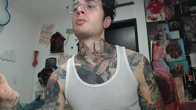 Snapshot of CryBoy13 chatting on December 1, 2025, 3:55 am CryBoy13 online show from December 1, 2025, 3:55 am