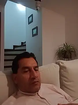 ChrisFloresP online show from November 26, 2025, 11:28 pm