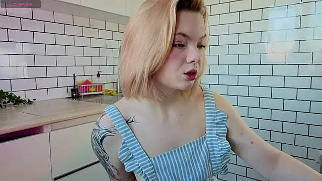 Snapshot of Me1inMonro chatting on April 2, 2026, 5:38 am Me1inMonro online show from April 2, 2026, 5:38 am