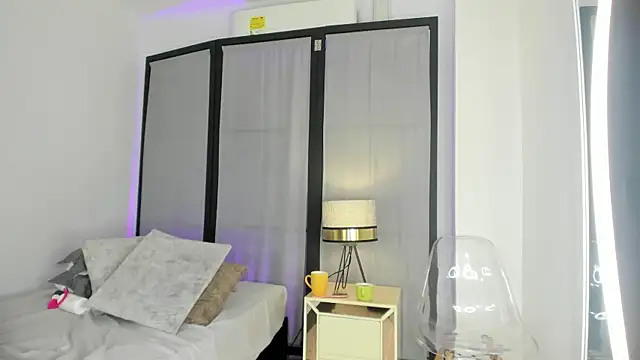 niicole steele  online show from April 16, 2026, 9:39 pm