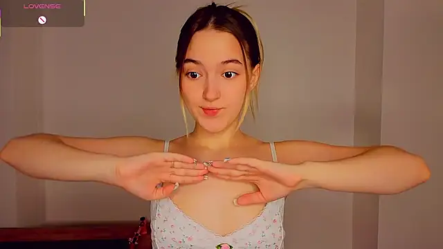 Snapshot of MarySparkl chatting on November 30, 2025, 6:12 pm MarySparkl online show from November 30, 2025, 6:12 pm