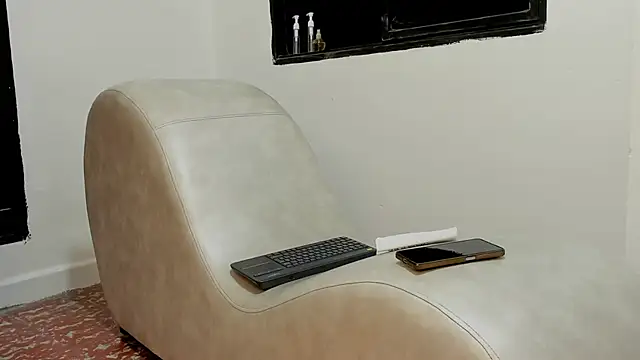 Snapshot of HoneyLovers_OS chatting on December 2, 2025, 1:28 pm HoneyLovers OS online show from December 2, 2025, 1:28 pm