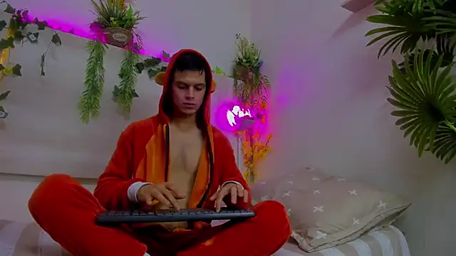 Snapshot of AngelSlimm chatting on November 29, 2025, 5:21 am AngelSlimm online show from November 29, 2025, 5:21 am