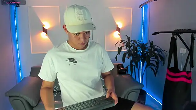 Snapshot of Paul_27_ chatting on November 30, 2025, 2:04 am Paul 27 online show from November 30, 2025, 2:04 am