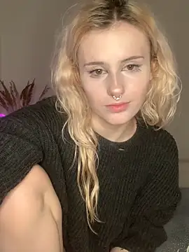 MilaElin online show from December 4, 2025, 10:29 pm