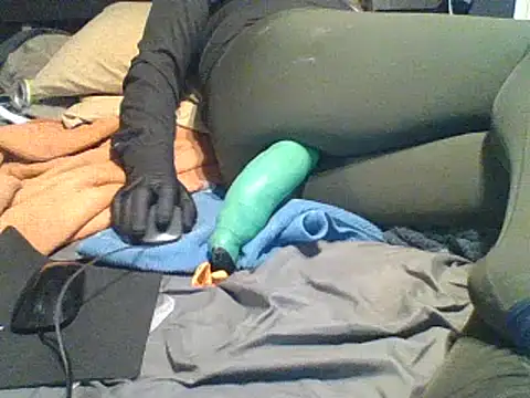 xxxenzo1 online show from December 9, 2024, 1:45 pm