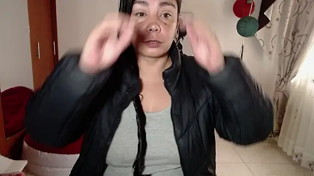 vivian-milf online show from December 4, 2025, 12:36 pm