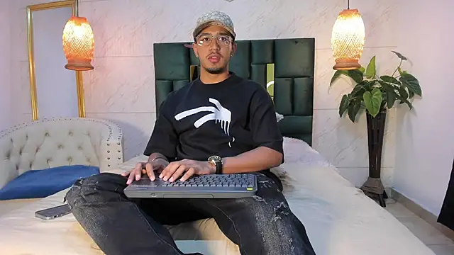 Snapshot of Brand_Collins chatting on November 28, 2025, 11:35 am Brand Collins online show from November 28, 2025, 11:35 am