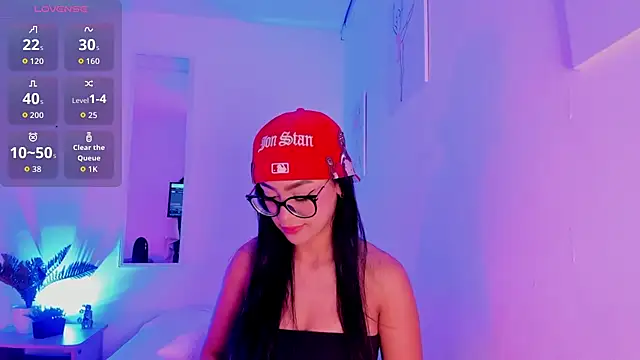 Klohewilliams  online show from December 14, 2025, 12:43 pm