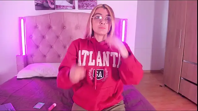 Snapshot of luciana_pink0 chatting on November 28, 2025, 7:27 pm luciana pink0 online show from November 28, 2025, 7:27 pm