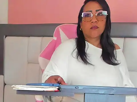 KarolWest  online show from December 15, 2025, 12:31 pm