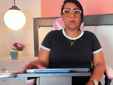 KarolWest  online show from December 16, 2025, 11:59 am