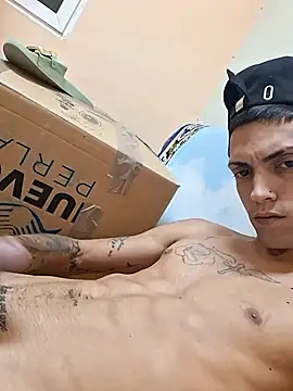 Snapshot of KingWhitexxx chatting on November 28, 2025, 2:14 am KingWhitexxx online show from November 28, 2025, 2:14 am