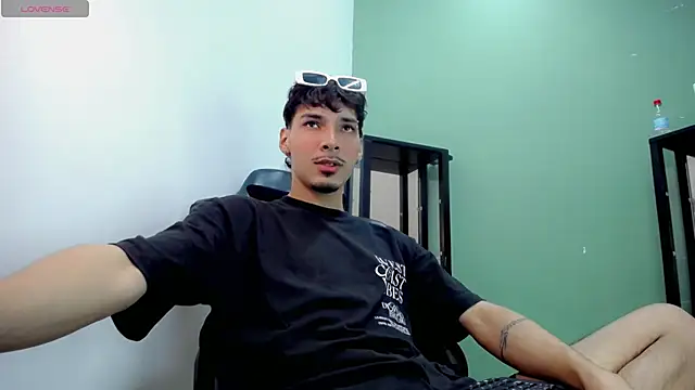 Snapshot of Yankeee_ chatting on December 1, 2025, 3:33 am Yankeee online show from December 1, 2025, 3:33 am