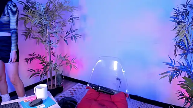 itsmroom  online show from December 16, 2025, 1:27 pm