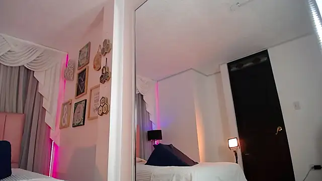 Snapshot of IsabelleDaza chatting on February 26, 2026, 12:04 pm IsabelleDaza online show from February 26, 2026, 12:04 pm