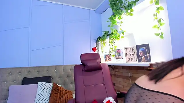 Snapshot of lourenfox chatting on December 17, 2025, 12:00 pm lourenfox online show from December 17, 2025, 12:00 pm