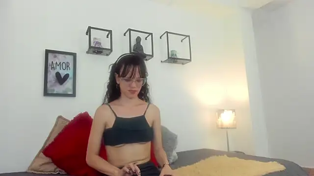 Snapshot of LindaWalker_ chatting on December 3, 2025, 7:01 pm LindaWalker online show from December 3, 2025, 7:01 pm