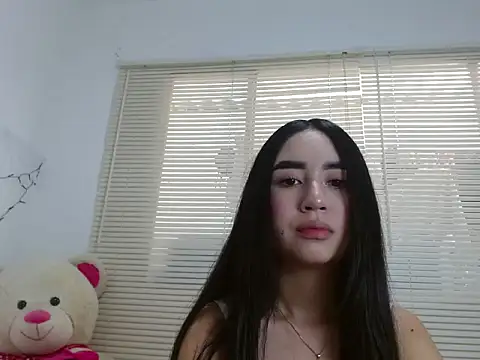 SiennaLorens online show from December 19, 2025, 2:46 pm