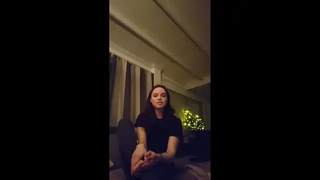 Denisxsxs online show from December 17, 2025, 5:52 pm