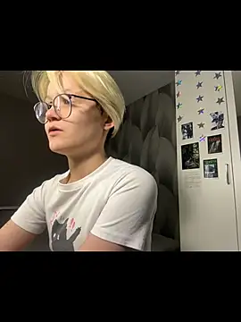 LunaDoreann online show from December 3, 2025, 1:42 pm