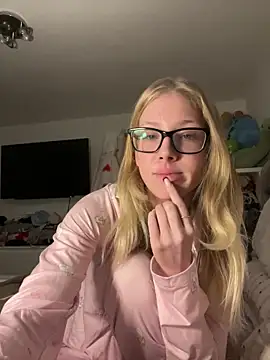 Snapshot of RosieLovexoxx chatting on December 16, 2025, 5:07 pm RosieLovexoxx online show from December 16, 2025, 5:07 pm