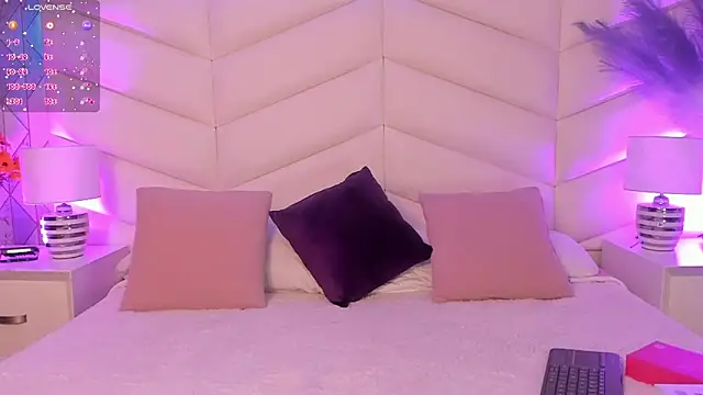 Lizzi Hotman  online show from March 30, 2026, 8:32 pm