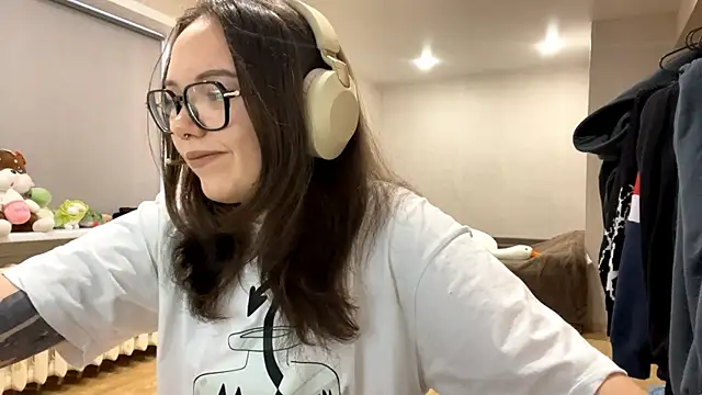 KerriMcbreen online show from December 15, 2025, 3:44 am