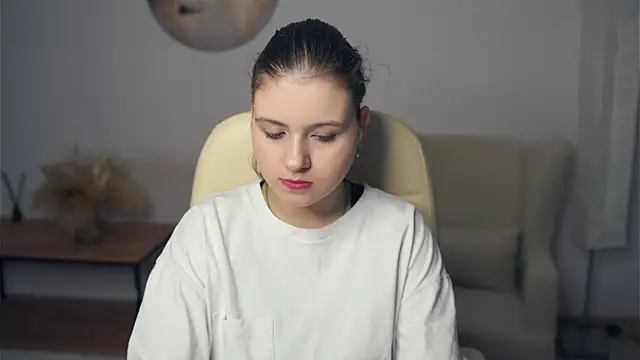 Snapshot of NovellaArjune chatting on December 3, 2025, 8:00 am NovellaArjune online show from December 3, 2025, 8:00 am