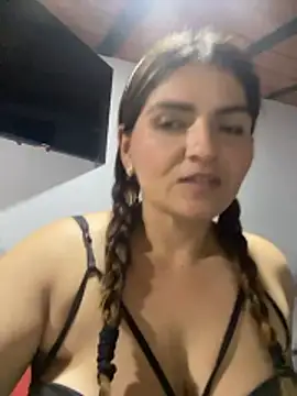 Snapshot of RosaliaVicky chatting on January 11, 2026, 1:32 am RosaliaVicky online show from January 11, 2026, 1:32 am