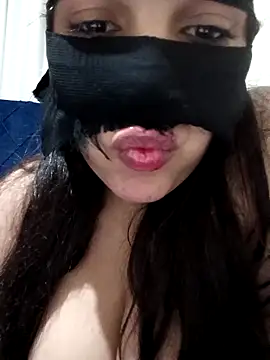 Snapshot of Amou-na chatting on December 22, 2025, 11:35 pm Amou-na online show from December 22, 2025, 11:35 pm